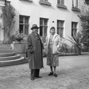 Foto: Petter och Margit Forsström före avfärden till Pettu 29.8.1959 utanför hemmet. Virkby (Lojo, Finland)